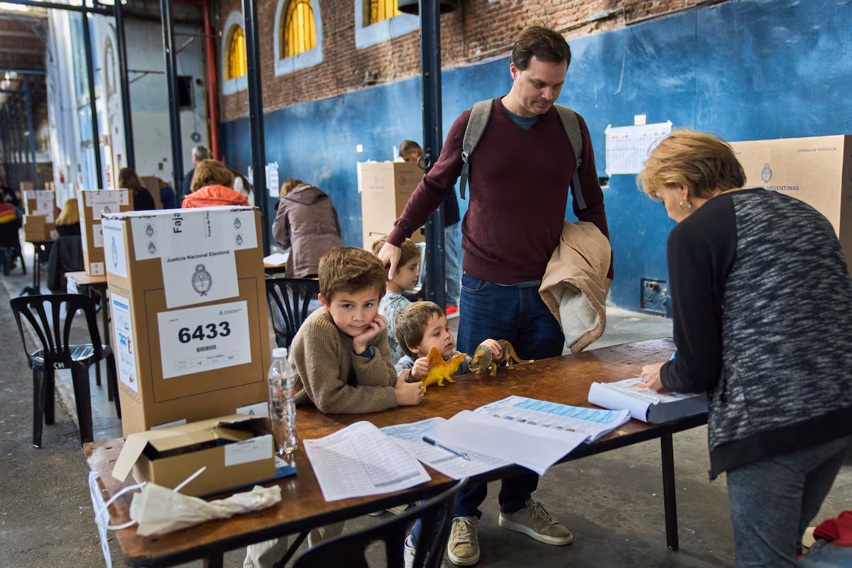Argentina 2025: Cierran los colegios y arranca el conteo de votos