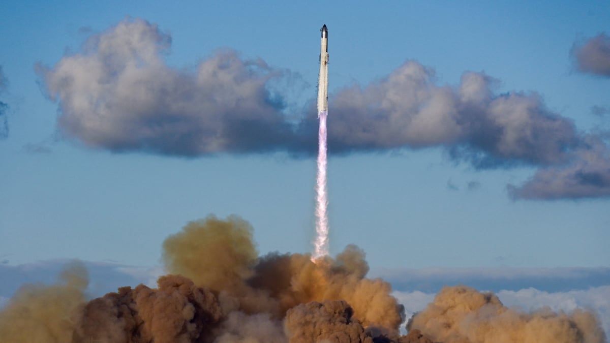 El megacohete Starship de Elon Musk completa con éxito un vuelo para probar el envío masivo de satélites al espacio