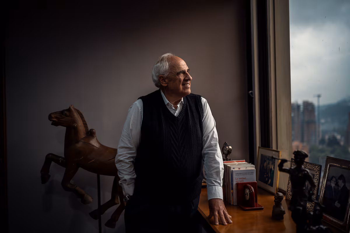 Ernesto Samper defiende a Petro contra acusaciones de narcotráfico en Colombia.