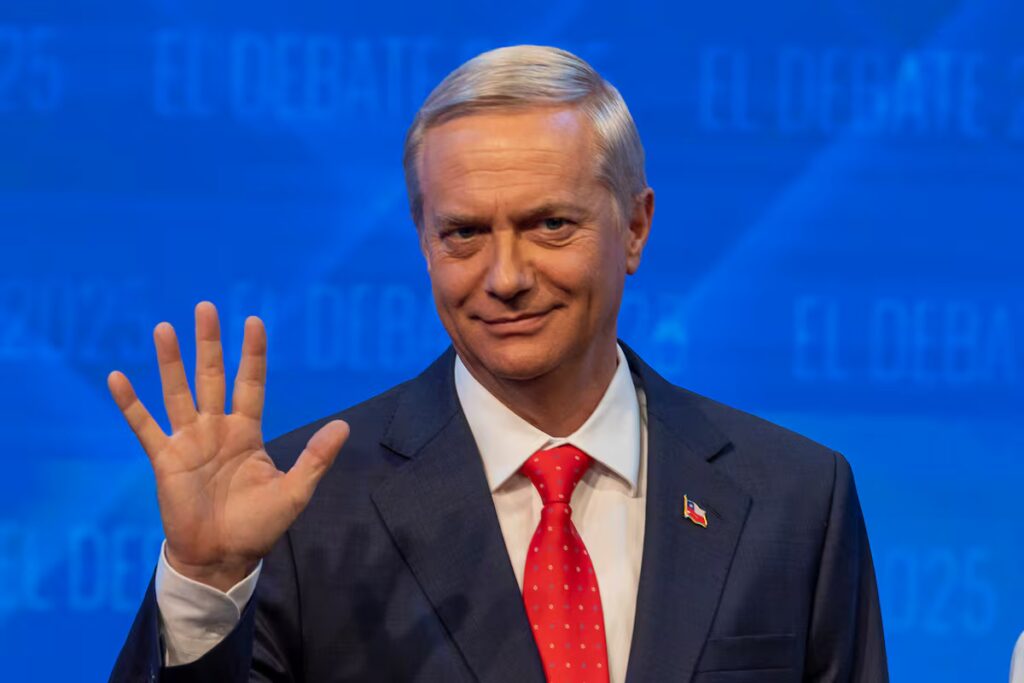 Kast propone que inmigrantes irregulares ayuden a financiar su regreso a casa