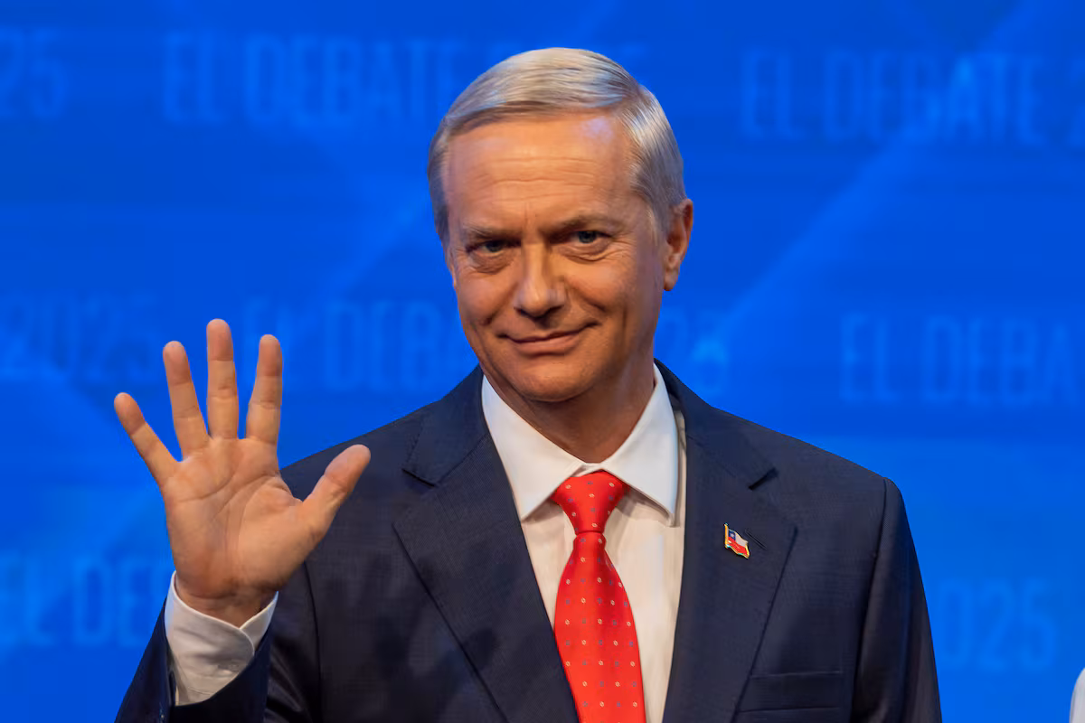 Kast propone que inmigrantes irregulares ayuden a financiar su regreso a casa