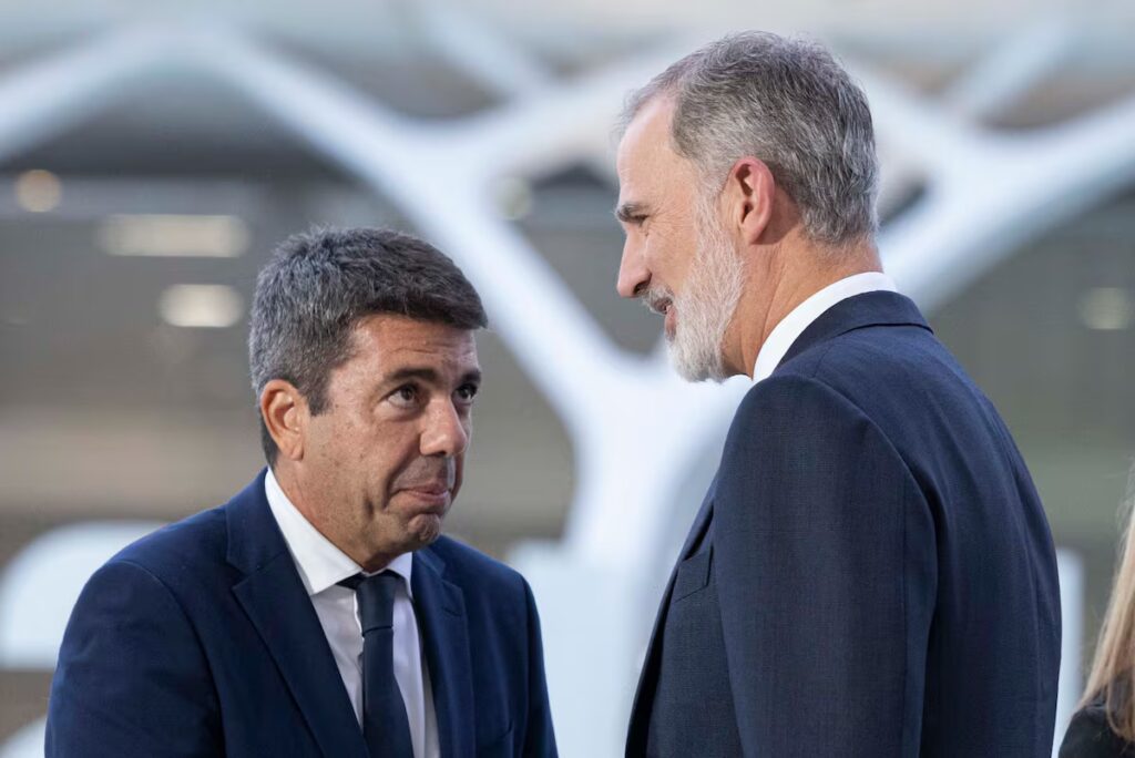 Mazón enfrenta el dolor de las víctimas de la DANA por primera vez