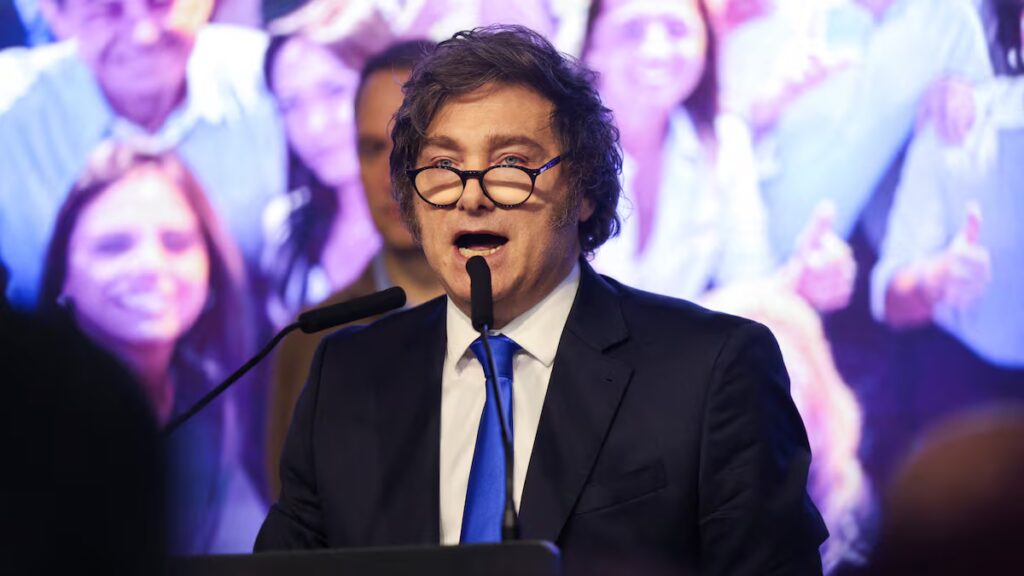 Milei celebra victoria electoral, pero enfrenta peligros ocultos