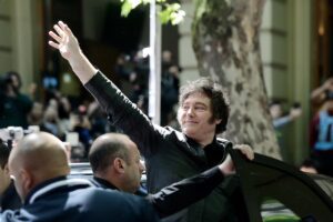 Milei enfrenta elecciones para validar su plan de recortes en Argentina