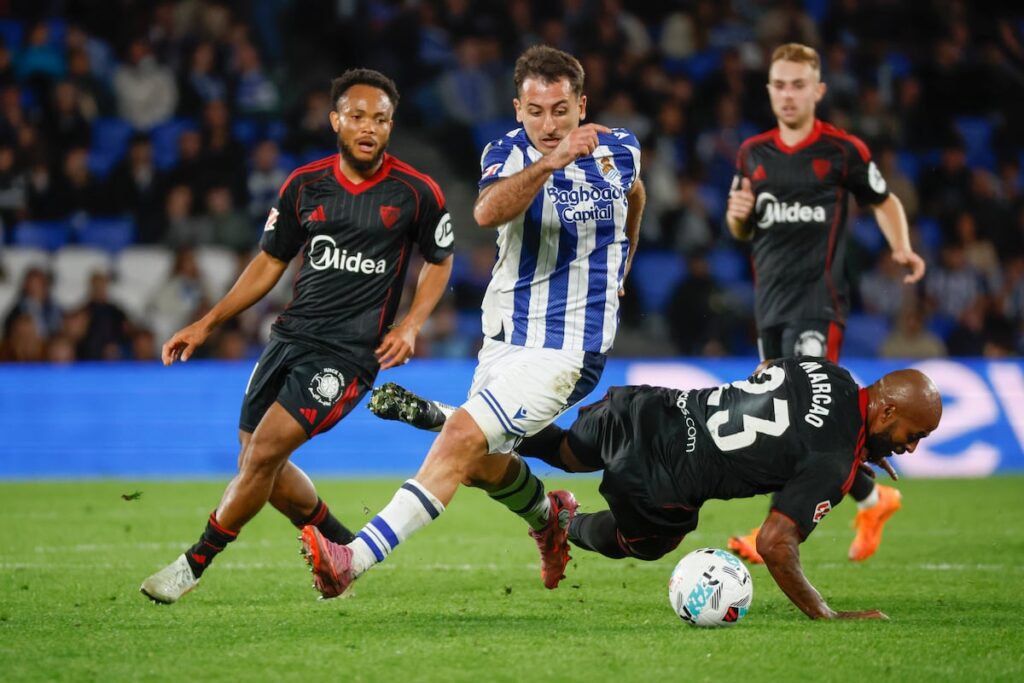 Oyarzabal impulsa a la Real Sociedad a una victoria clave contra el Sevilla