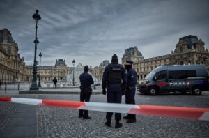 Robo en el Louvre: unos encapuchados con motosierra se llevan las joyas de Napoleón