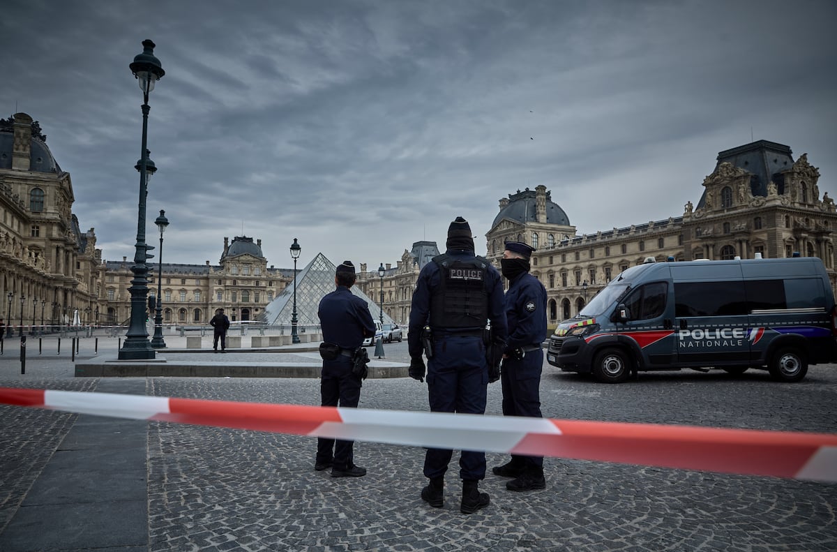Robo en el Louvre: unos encapuchados con motosierra se llevan las joyas de Napoleón