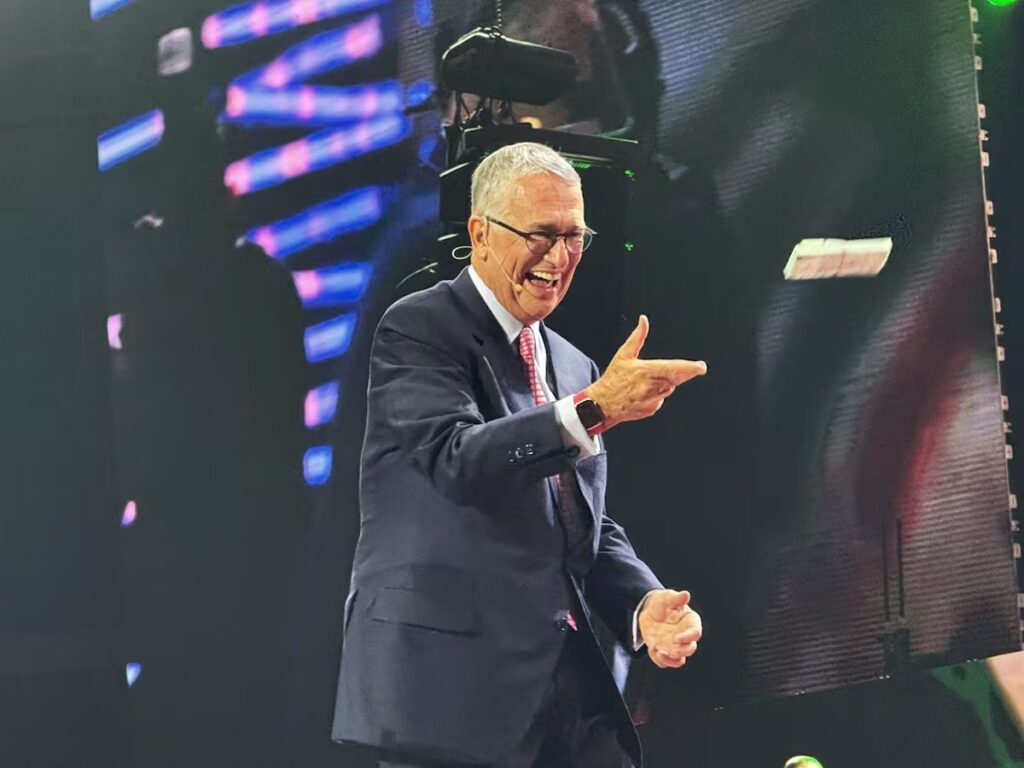 Salinas Pliego festeja su cumpleaños entre satira a Morena y plan para deuda del SAT