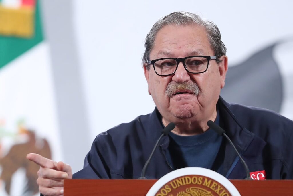 Taibo provoca controversia en México: critica un poemario femenino