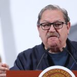 Taibo provoca controversia en México: critica un poemario femenino