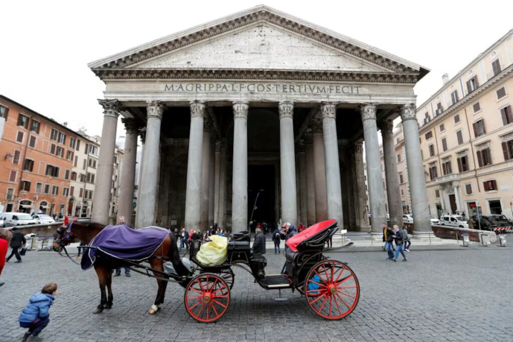 Turista fallece tras caer del muro del Panteón en Roma