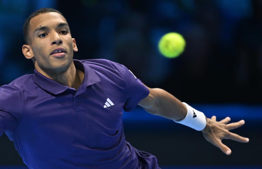 Alcaraz avanza hacia la final mientras Auger-Aliassime busca su rumbo