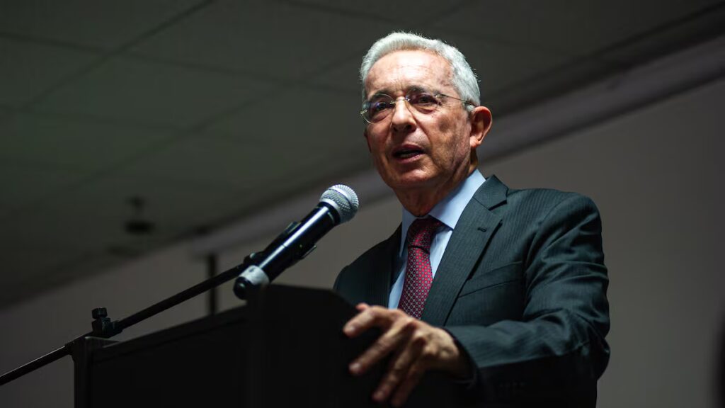 Álvaro Uribe lidera la derecha tras su absolución judicial