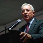 Álvaro Uribe lidera la derecha tras su absolución judicial
