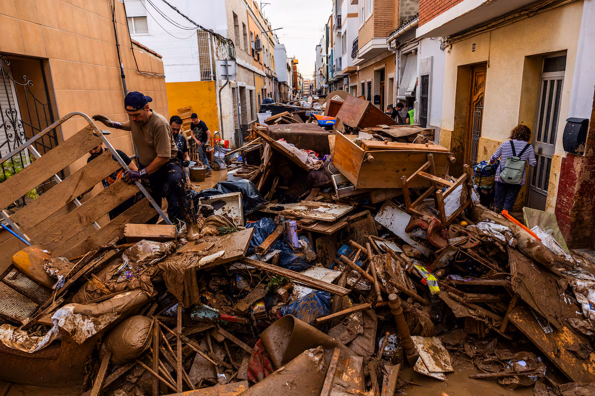Antonio enfrenta la devastación: medio metro de agua en su hogar por la dana