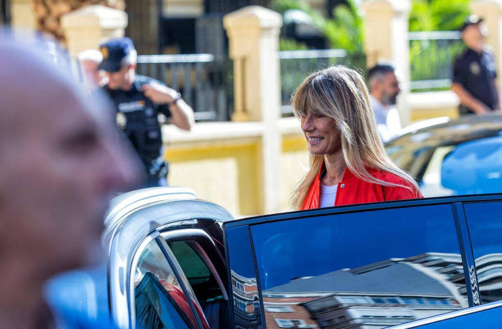 Begoña Gómez firma documentos de la cátedra: interventora de Complutense sin irregularidades