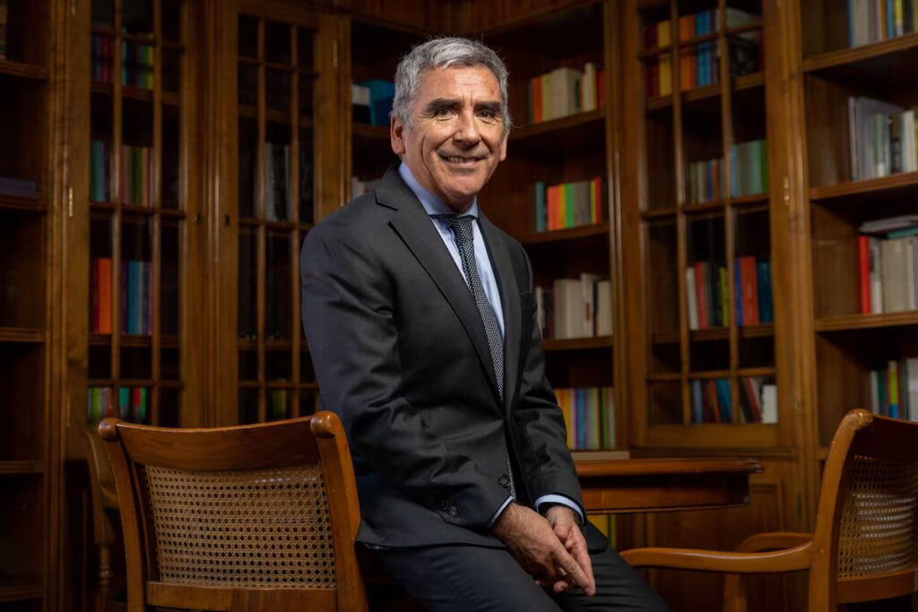 Carlos Peña advierte: "Recuperar la democracia es clave para evitar la barbarie"