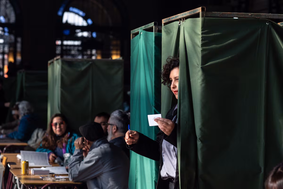 Chilenos indecisos: Mujeres y mayores enfrentan la elección presidencial