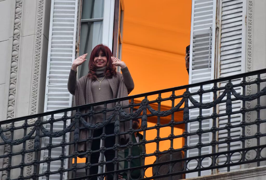 Cristina Kirchner enfrenta un nuevo régimen de detención domiciliaria en Argentina