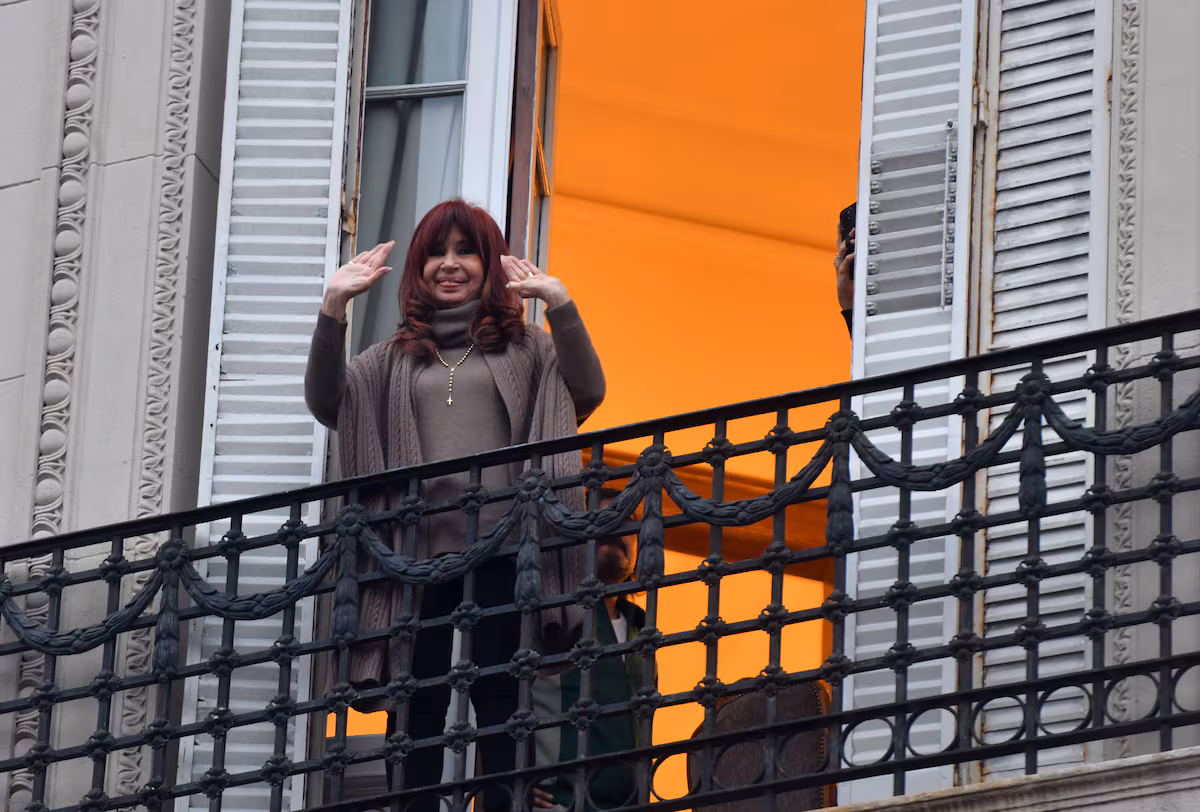Cristina Kirchner enfrenta un nuevo régimen de detención domiciliaria en Argentina