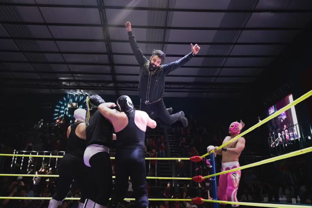 Diputado de Morena presenta informe legislativo en lucha libre de Coahuila