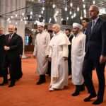 El Papa Francisco visita una mezquita pero no reza en su primera vez