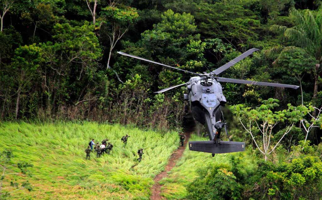 El comandante del Ejército justifica la muerte de menores en Guaviare como "objetivo militar lícito"