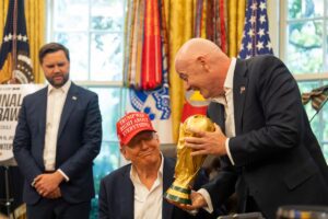 Infantino y Trump: Un idilio que seduce al mundo MAGA al fútbol