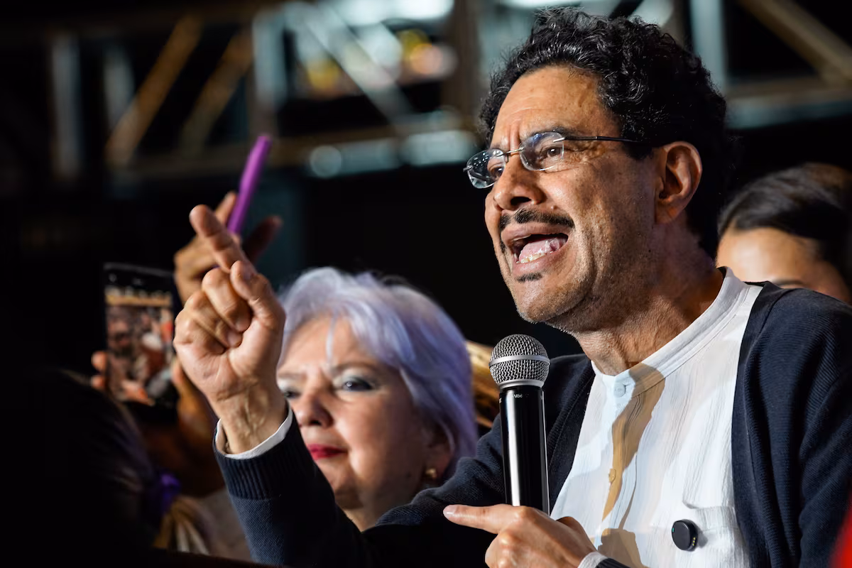 Iván Cepeda lidera encuesta presidencial del Centro Nacional de Consultoría en Colombia