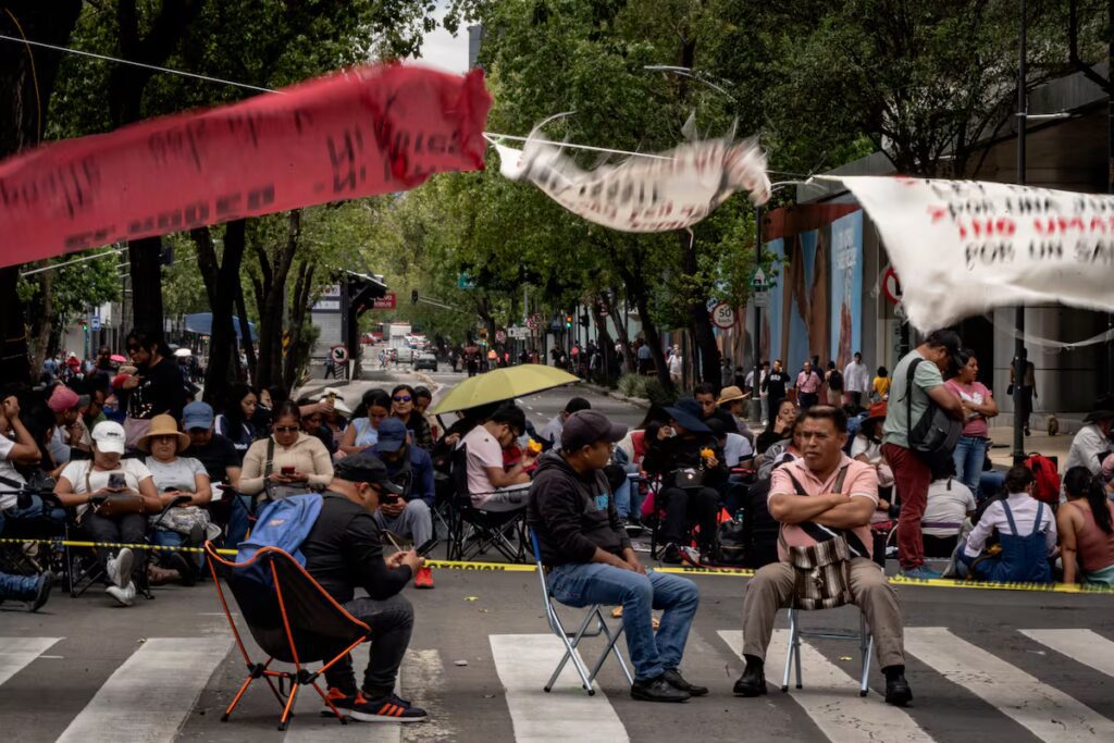 Maestros mexicanos anuncian paro nacional de dos días por pensiones en crisis