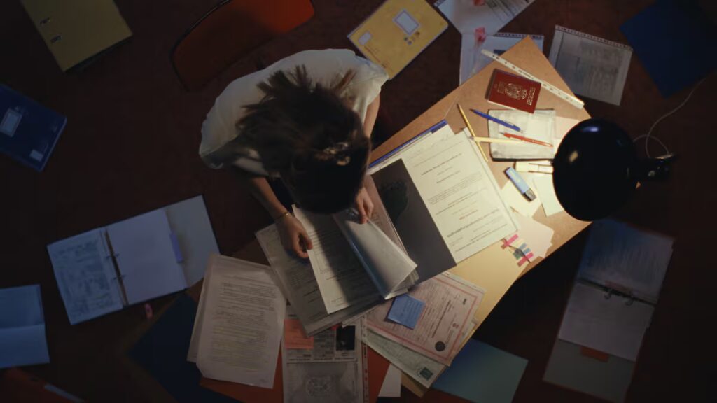 Olga Kosanović: La cineasta austriaca que desafía la burocracia en su documental