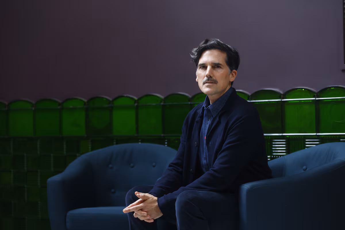 Pablo Maurette conquista el Premio Herralde con su impactante novela "La motosierra"