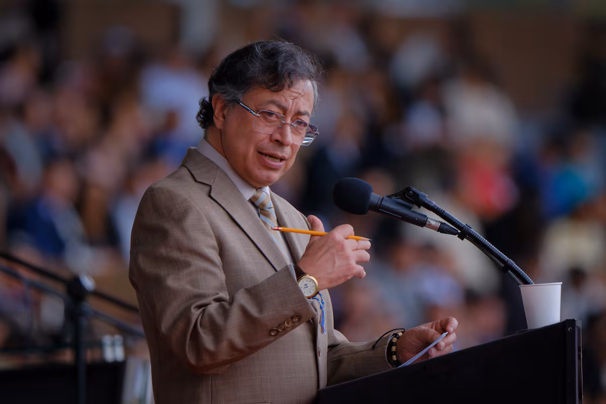 Petro defiende bombardeos en Colombia: "Detenerlos invita a reclutar más niños"