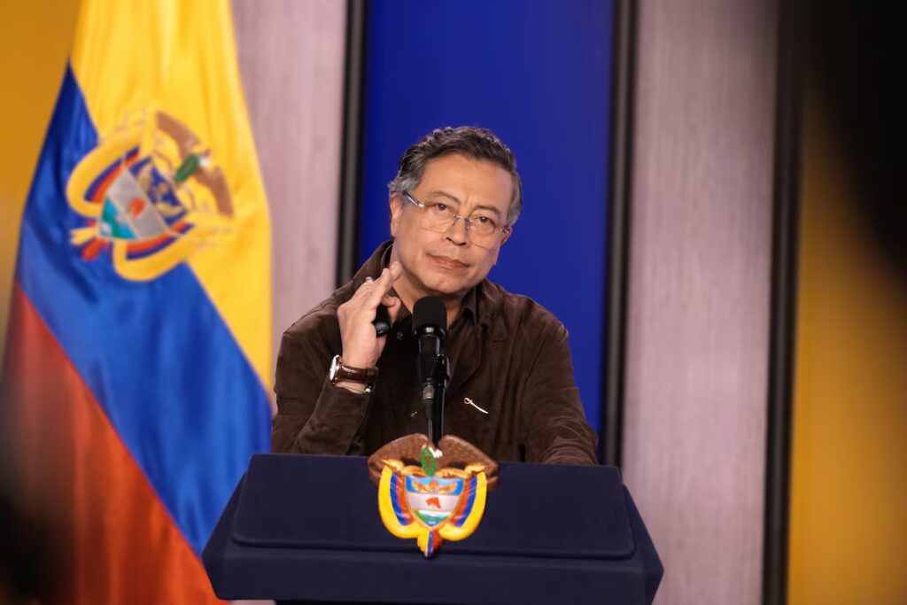 Petro elimina aranceles para la industria del algodón y promueve su reinvención