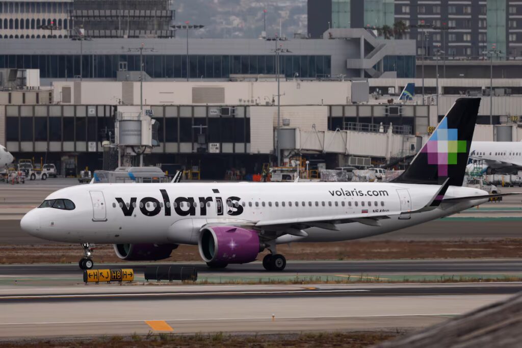 Pilotos mexicanos exigen cambios a Volaris por contratación de extranjeros