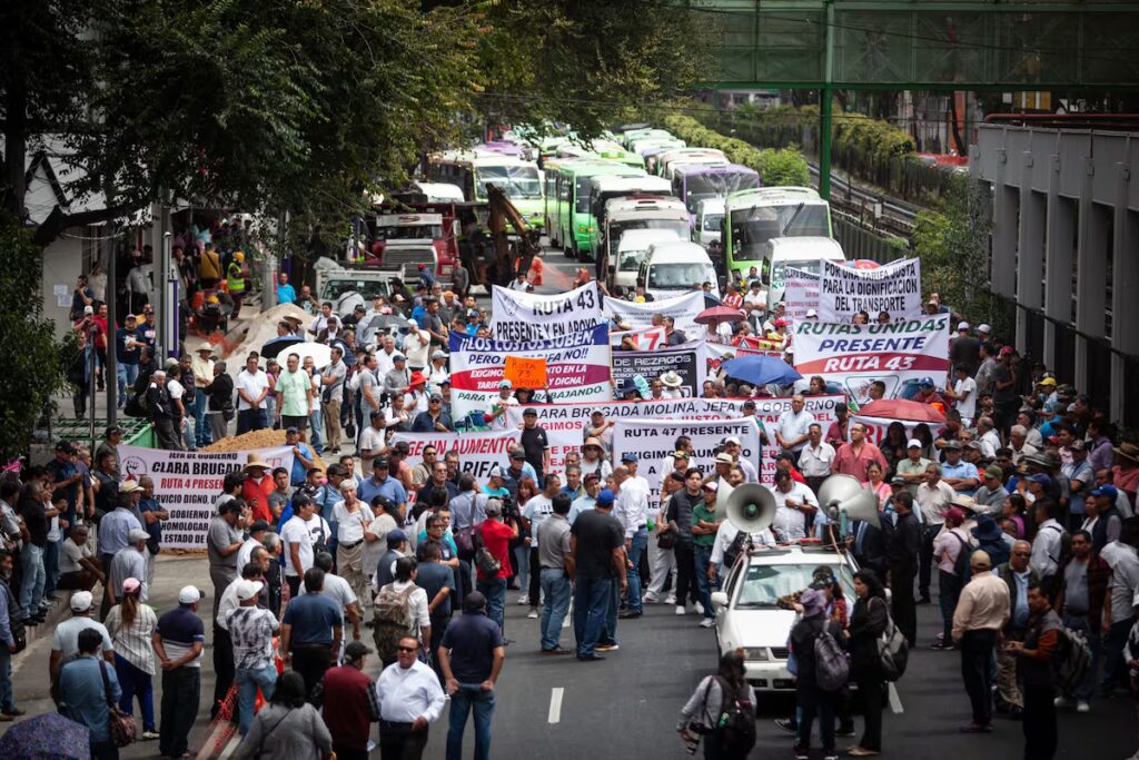 Transportistas marchan al Zócalo en protesta por inseguridad vial