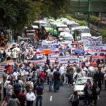 Transportistas marchan al Zócalo en protesta por inseguridad vial
