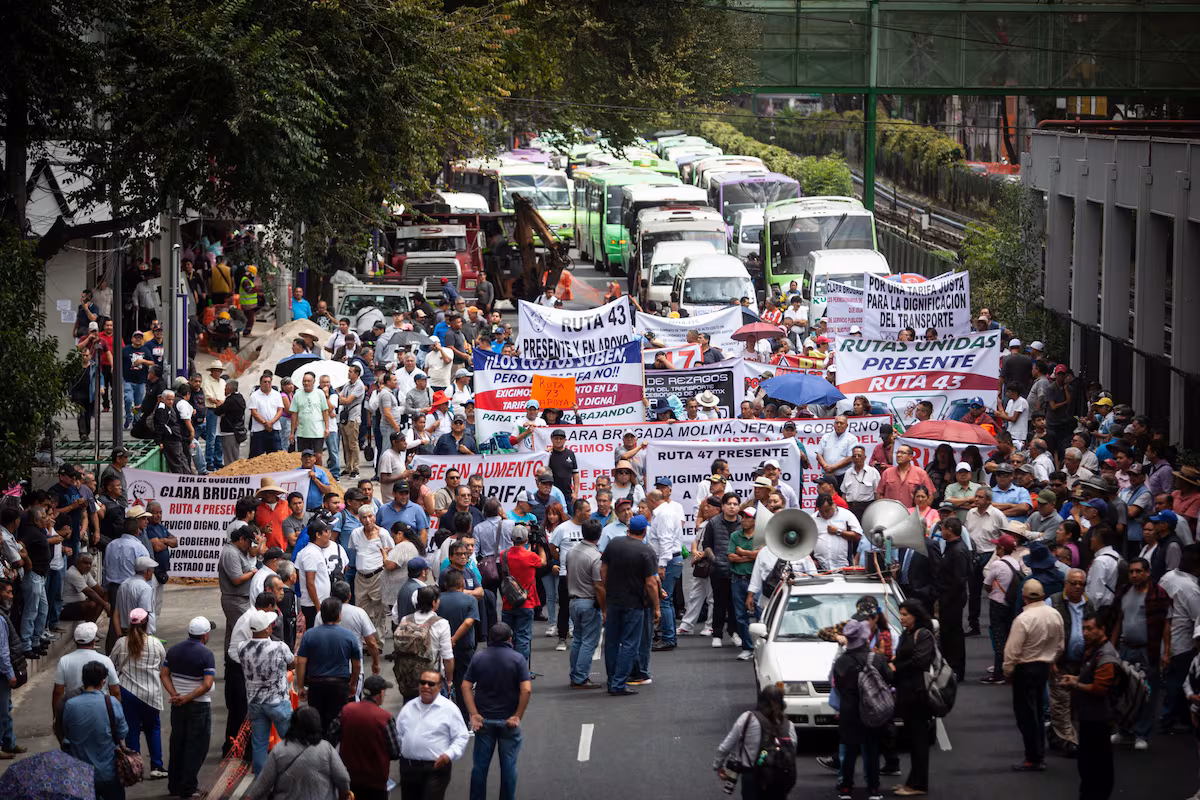 Transportistas marchan al Zócalo en protesta por inseguridad vial