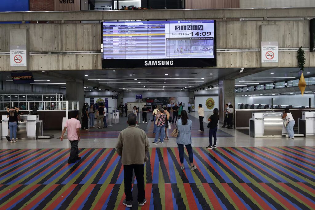 Trump ordena el cierre total del espacio aéreo venezolano