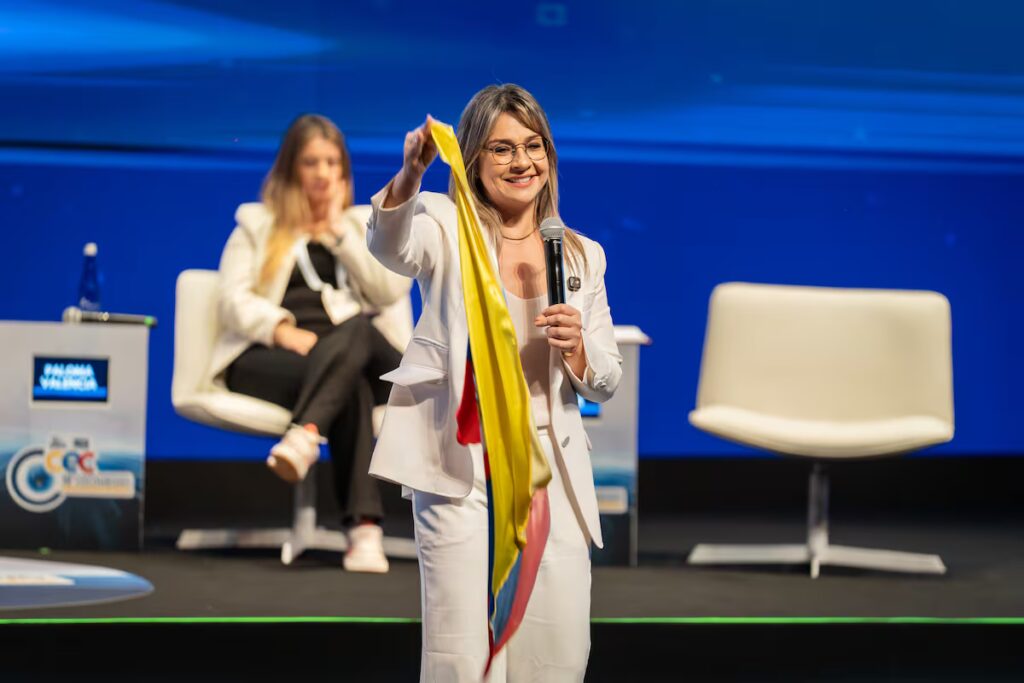 Vicky Dávila lucha por revivir su impulso electoral en medio de desafíos