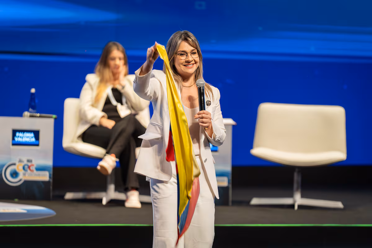 Vicky Dávila lucha por revivir su impulso electoral en medio de desafíos