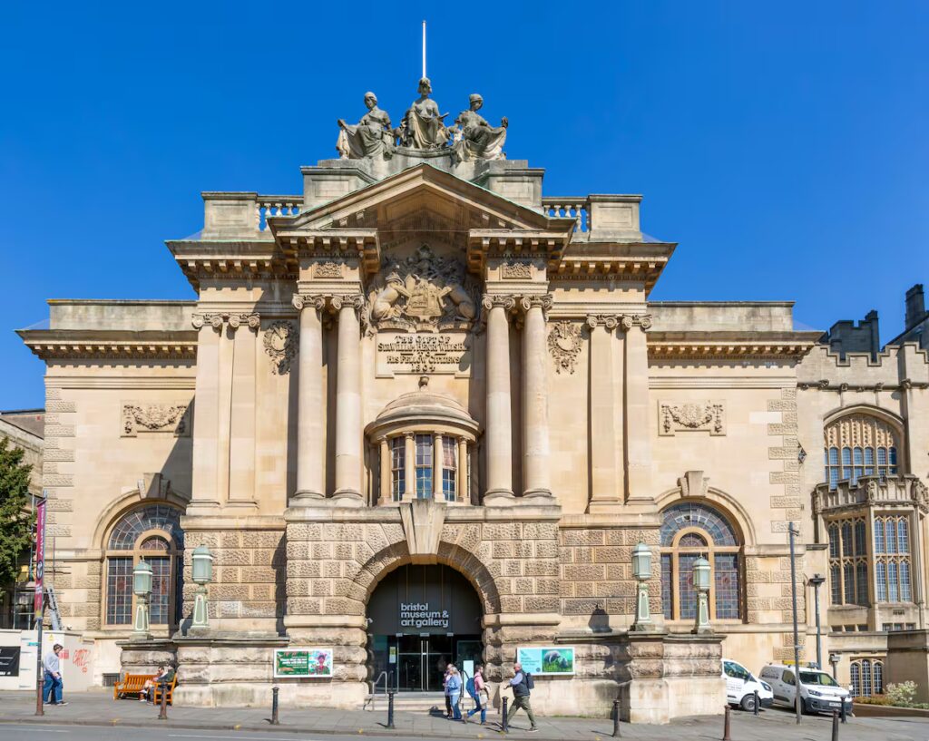 Asaltantes roban valiosos objetos culturales en el Museo de Bristol