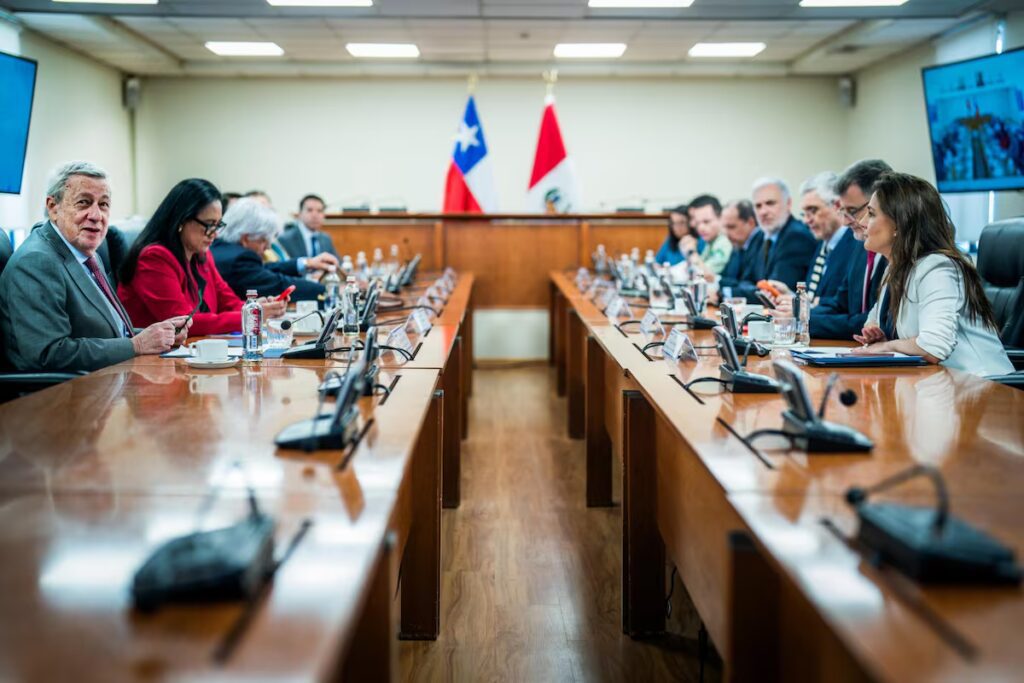 Chile y Perú refuerzan patrullajes fronterizos ante crisis de migrantes