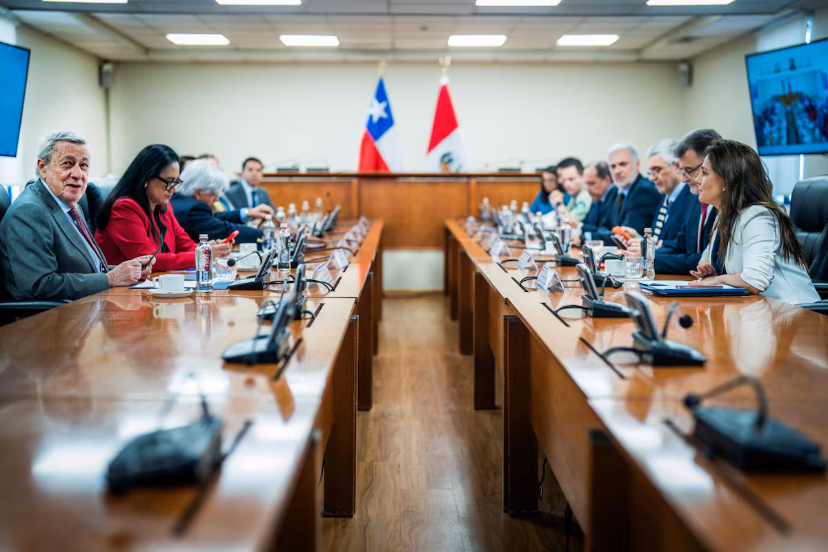 Chile y Perú refuerzan patrullajes fronterizos ante crisis de migrantes