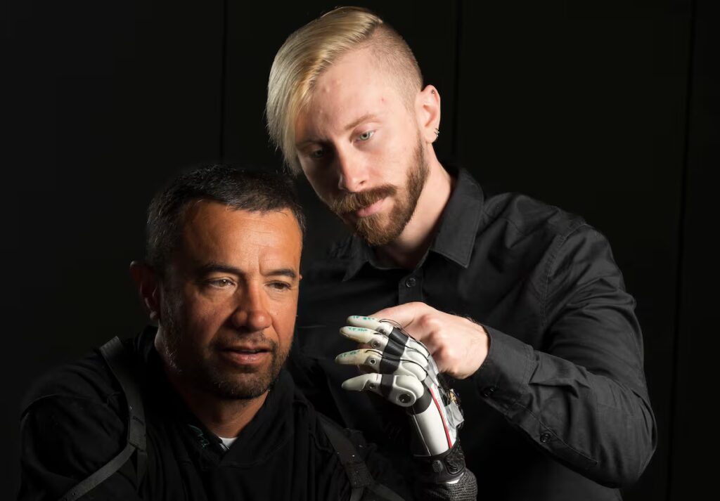 Científicos desarrollan mano biónica que detiene una bola de algodón