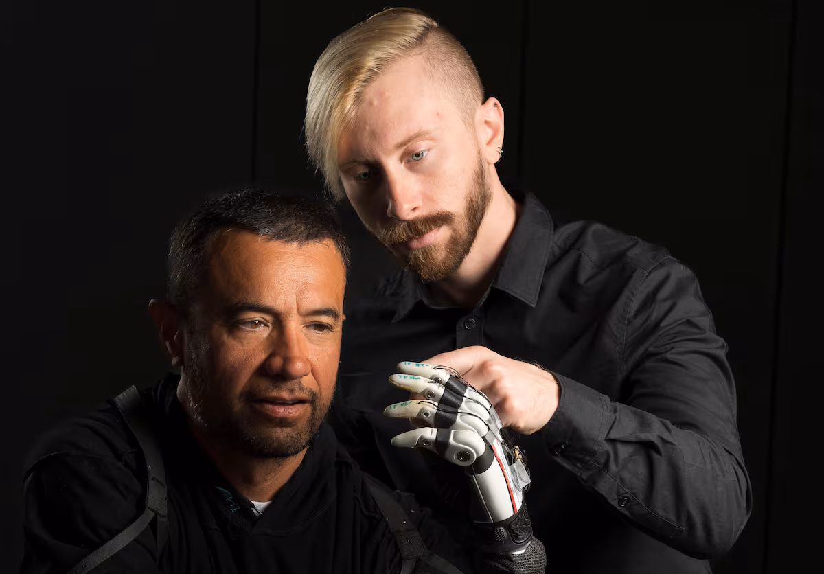 Científicos desarrollan mano biónica que detiene una bola de algodón