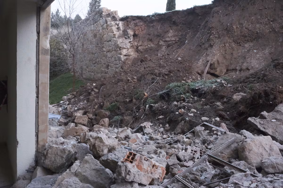 Desprendimiento de 15 metros afecta la emblemática muralla de Salamanca