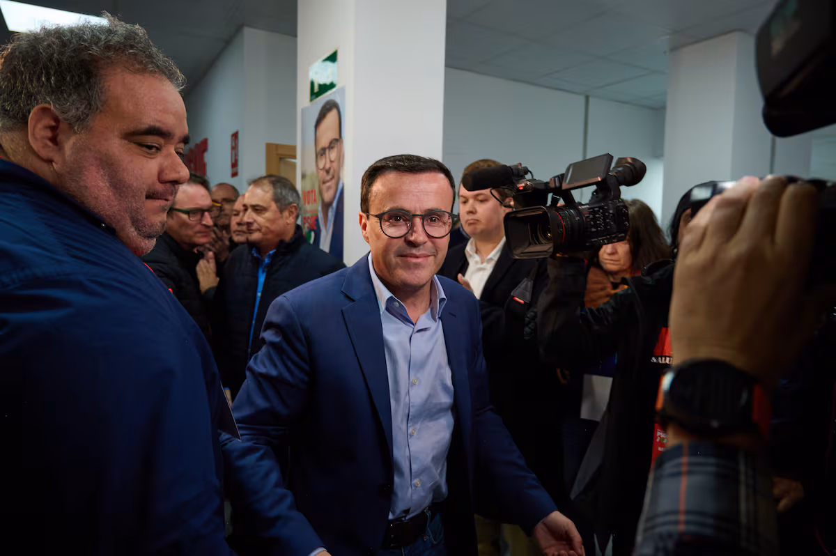 El PSOE lucha por gestionar su resultado electoral en medio de críticas.