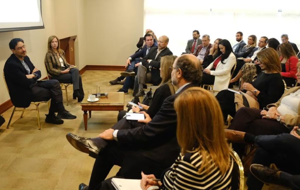 Empresarios bajo presión de la derecha: ¿Se aliarán contra Iván Cepeda?