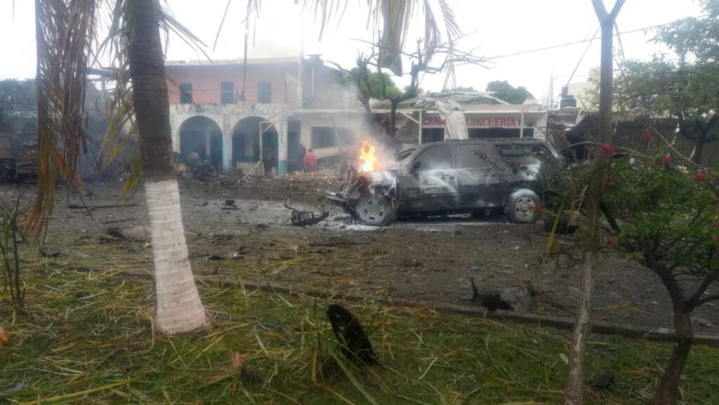 Explosión de coche bomba en Coahuayana deja cinco muertos frente a la policía comunitaria